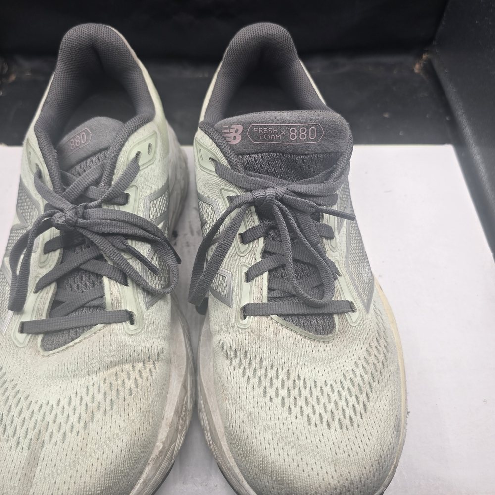 New Balance Fresh Foam 880 in Gray and White